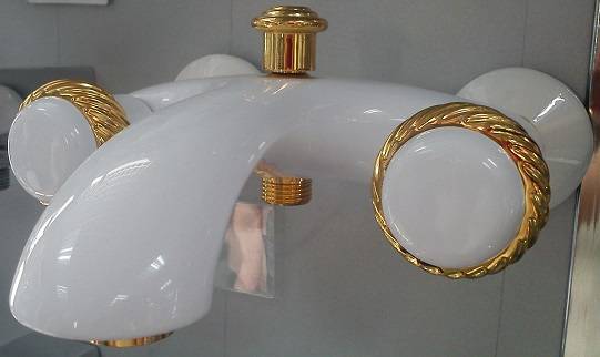 Смес AXO  ванна белый /золото